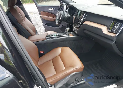 2021 Volvo Xc60 T5 Momentum z USA, uszkodzony, nr VIN YV4102DK4M1818887